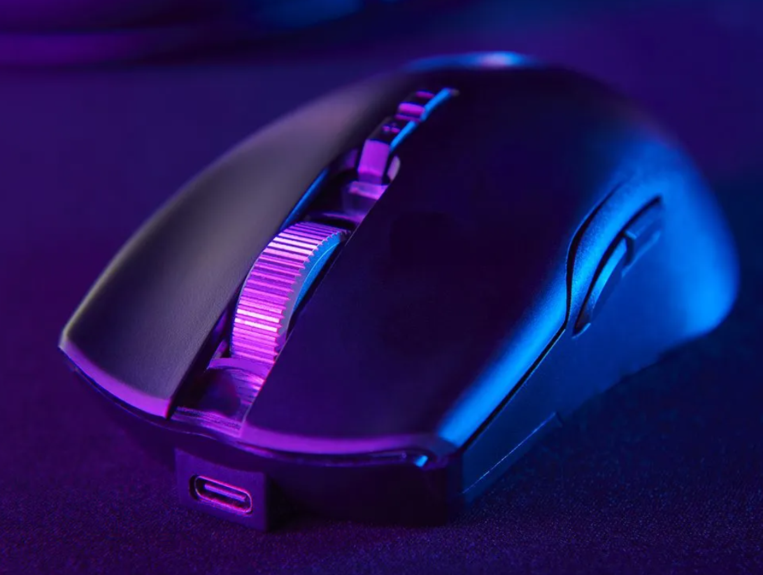 Schwarze Computermouse mit blau-violetter Beleuchtung und USB-C-Anschluss.