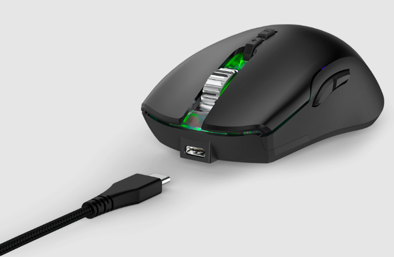 Schwarze Gaming-Maus mit USB-C-Kabel und grüner Beleuchtung.