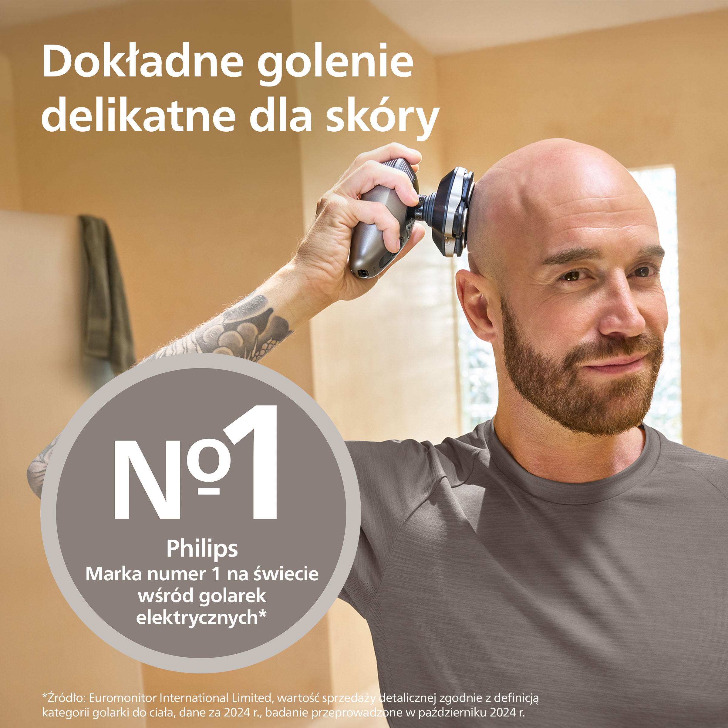 Mężczyzna goli głowę golarką Philips. Marka nr 1.