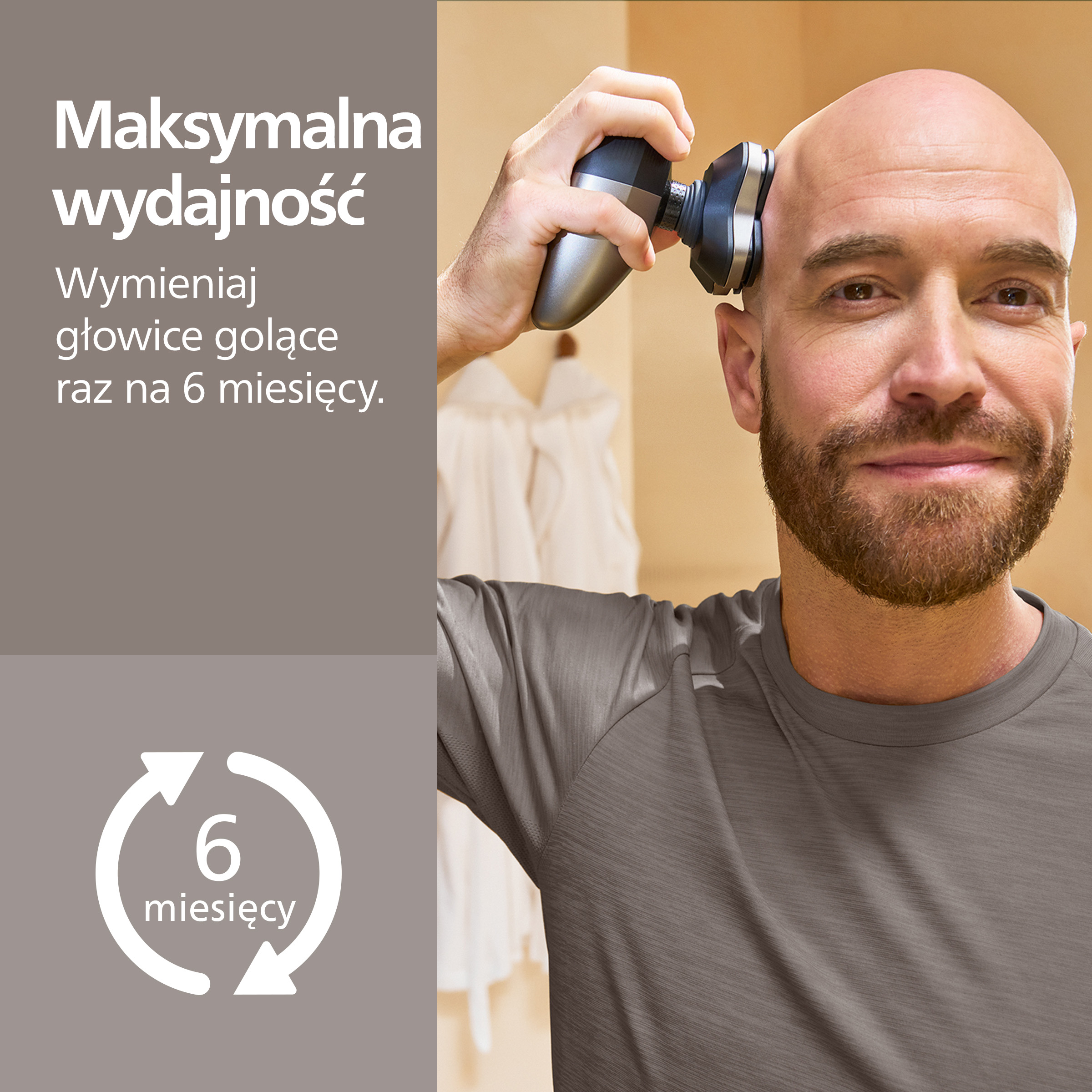 Mężczyzna goli łysą głowę srebrną golarką elektryczną.