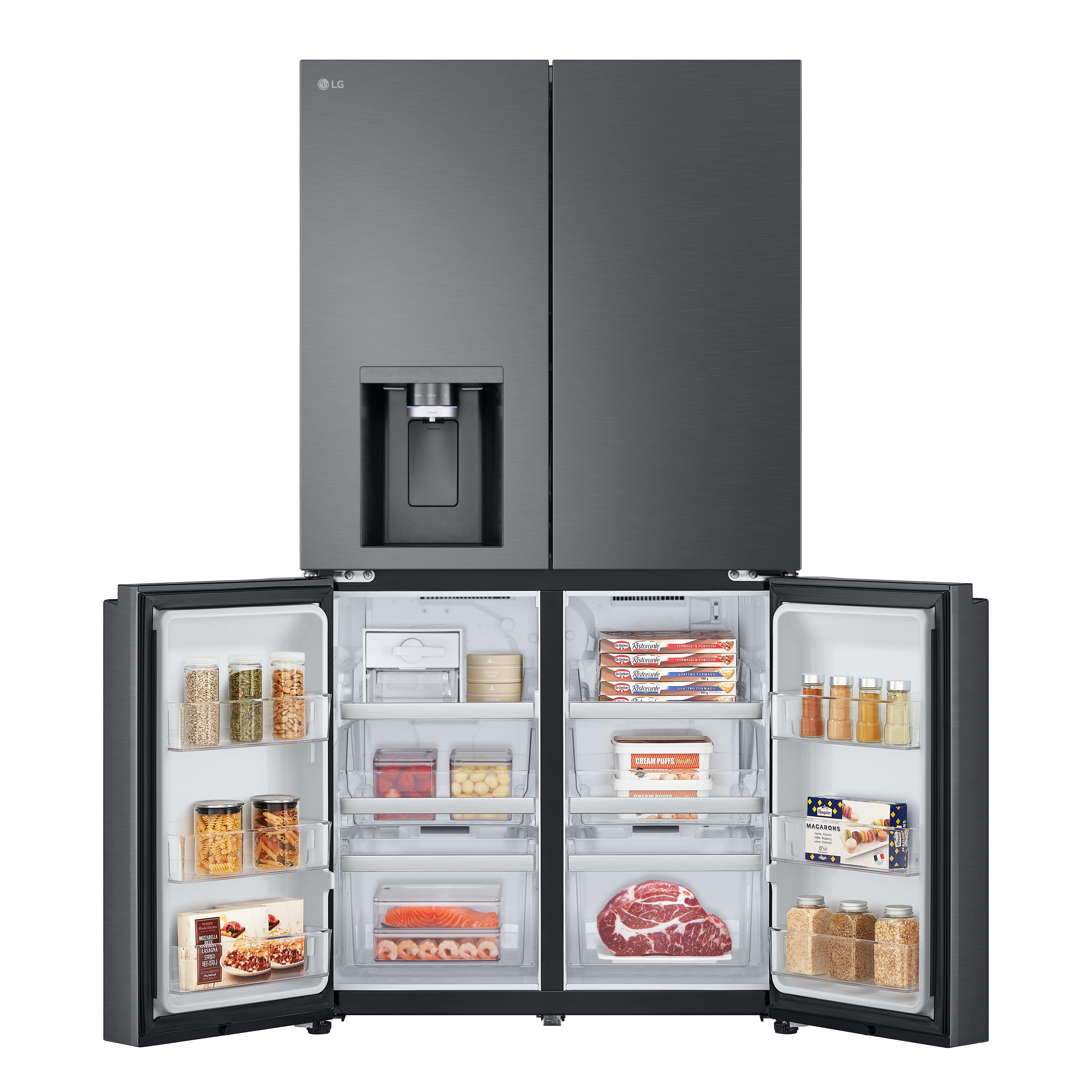 Ein offener schwarzer LG Kühlschrank mit Lebensmitteln wie Fleisch, Fisch, Gemüse und Tiefkühlkost.