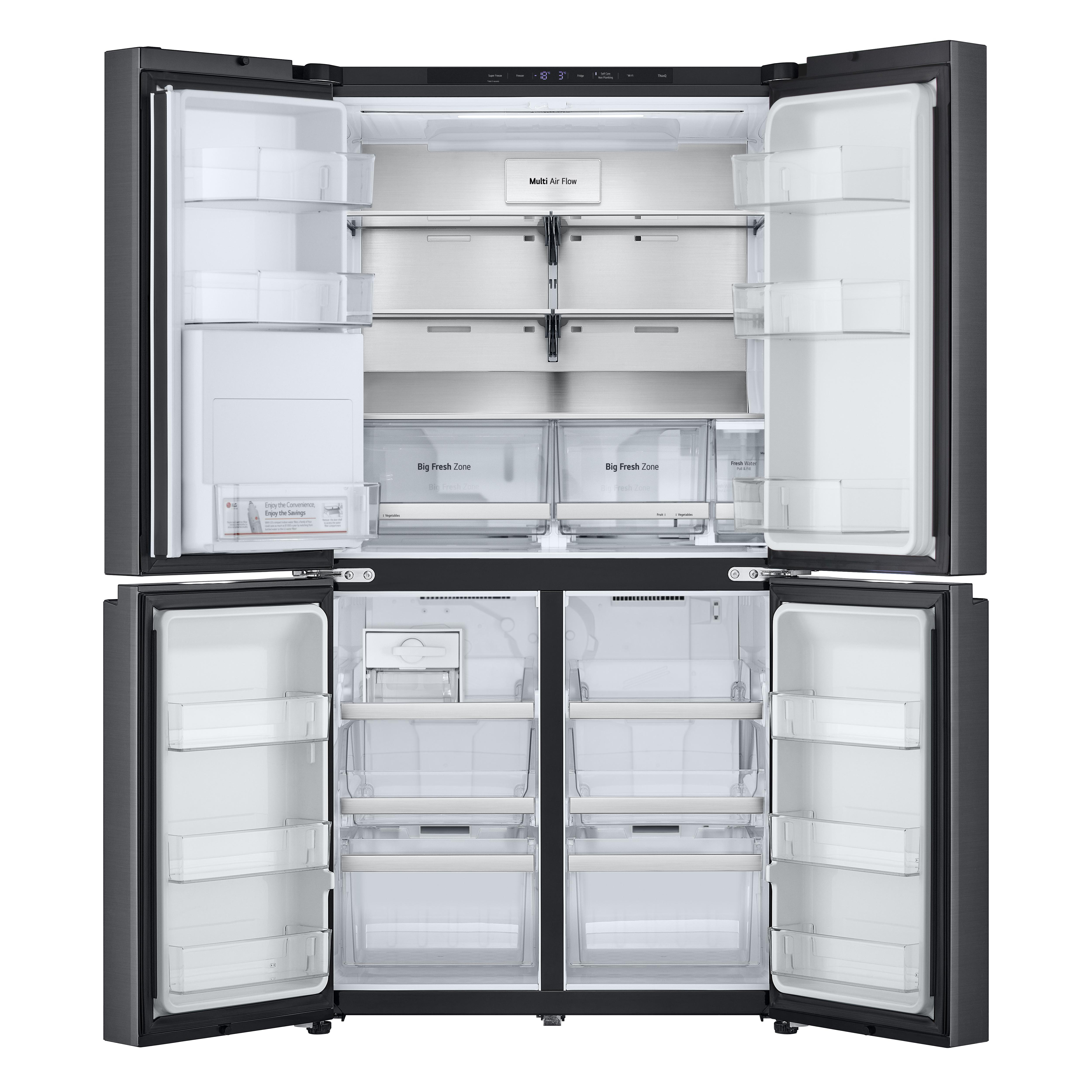 Ein dunkler Kühlschrank mit vier offenen Türen zeigt seine leeren Fächer.