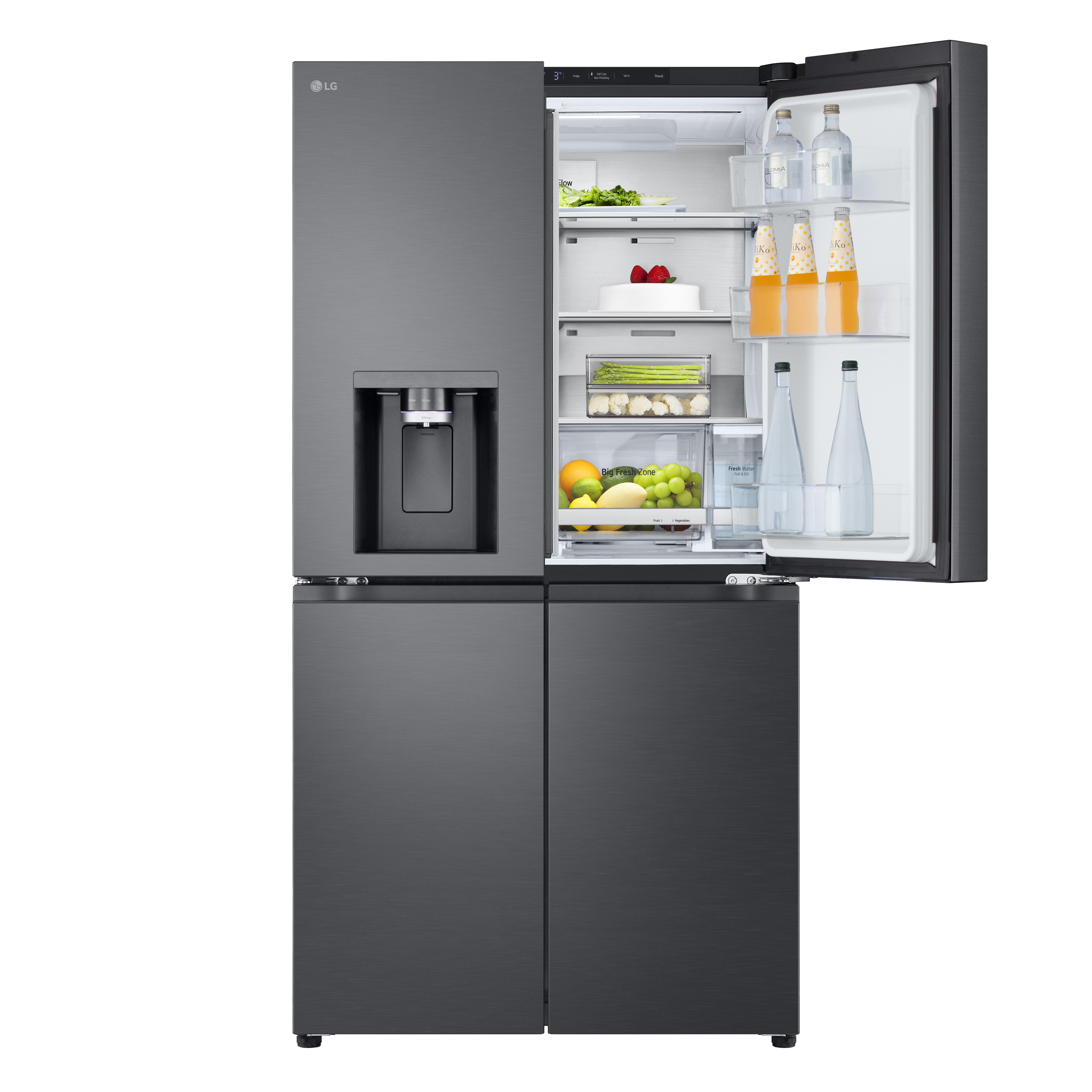 Ein dunkler LG Kühlschrank mit offenem Fach, gefüllt mit Obst und Getränken.