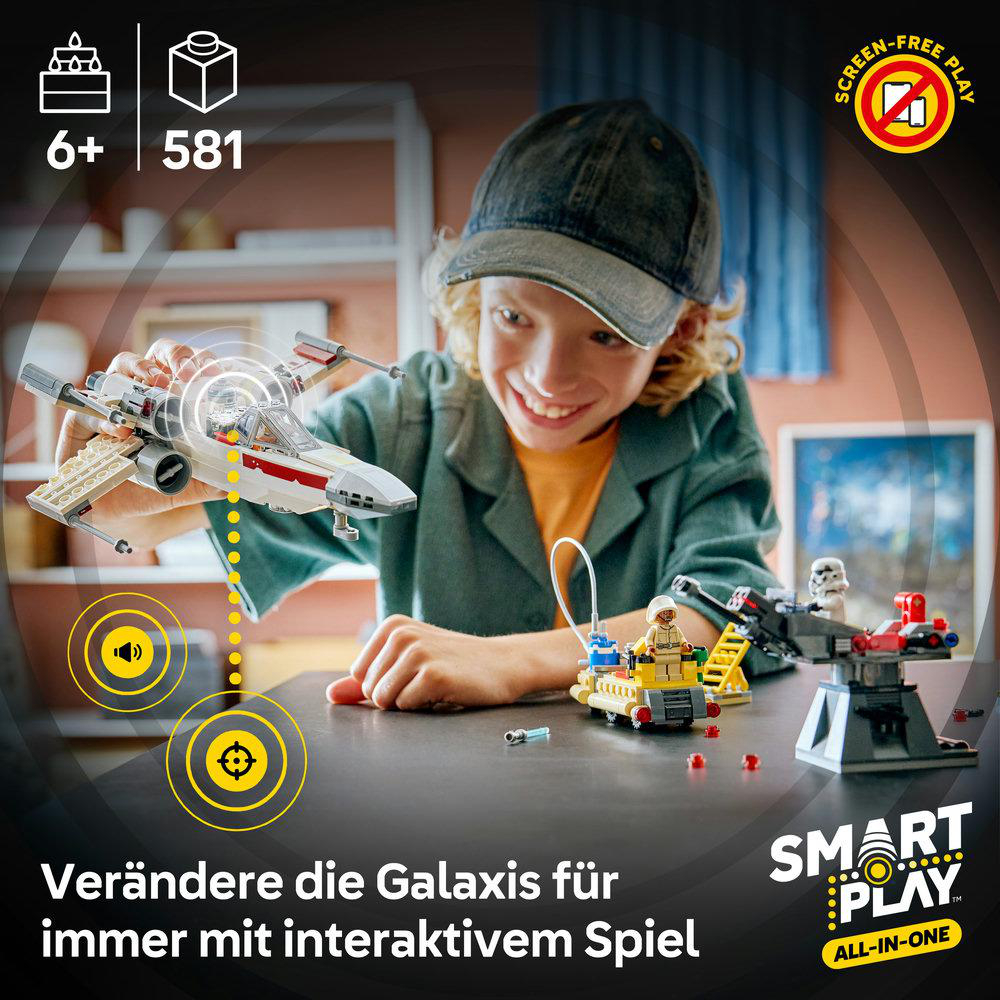 Junge spielt mit Lego Star Wars Raumschiff und Figuren. Alter 6+, 581 Teile.