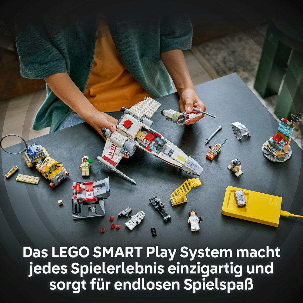 LEGO-Raumschiffmodelle und Minifiguren liegen auf einem Tisch.