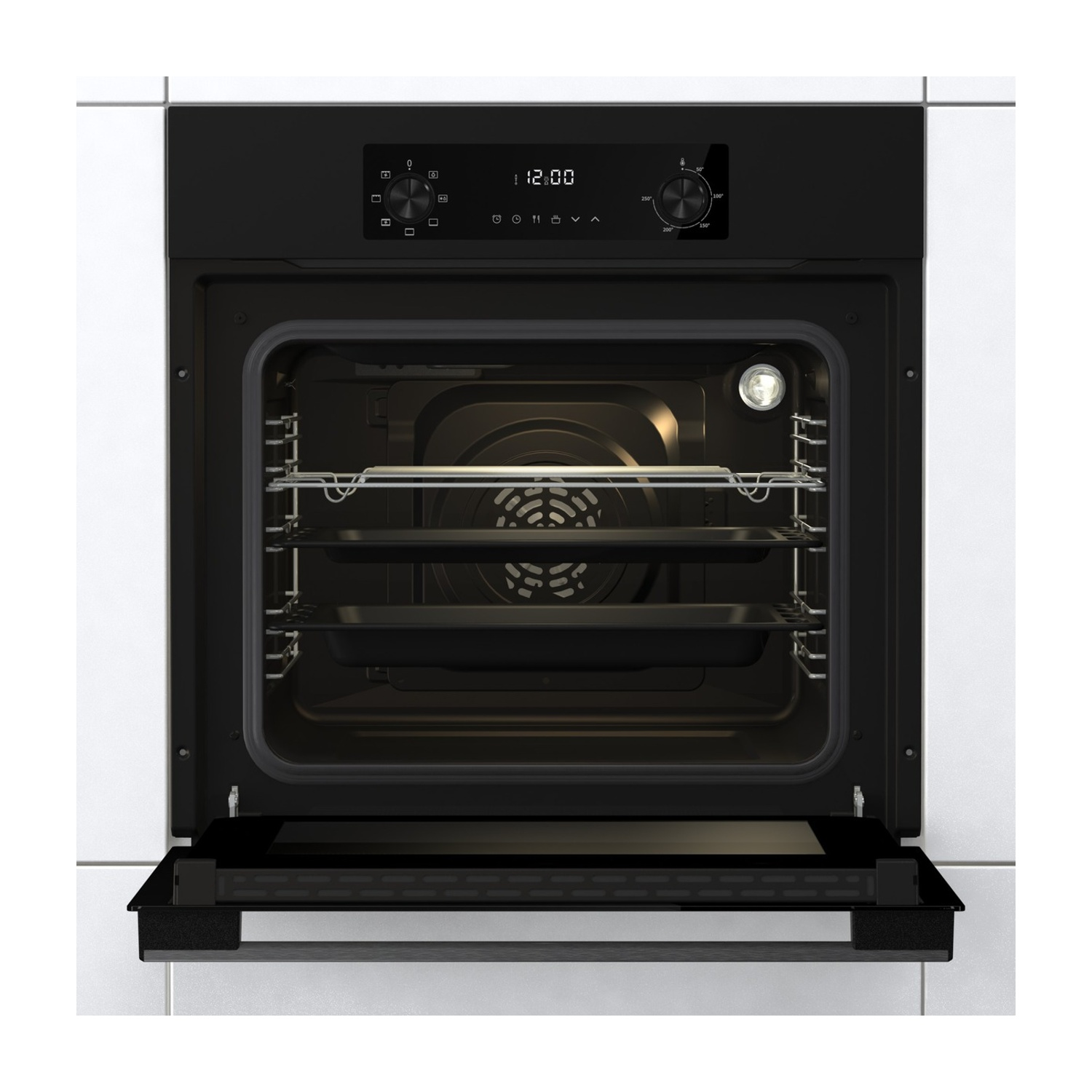 Un moderno forno da incasso nero con porta aperta, interno illuminato e due teglie.