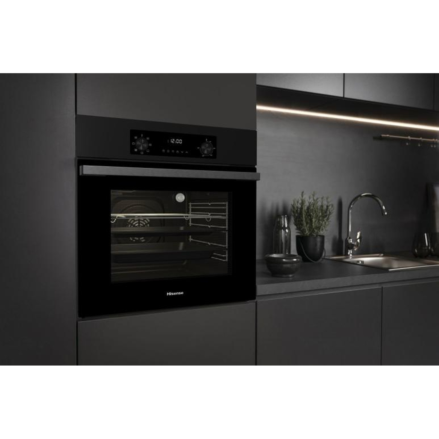 Un moderno forno da incasso nero con display digitale e piano cottura.