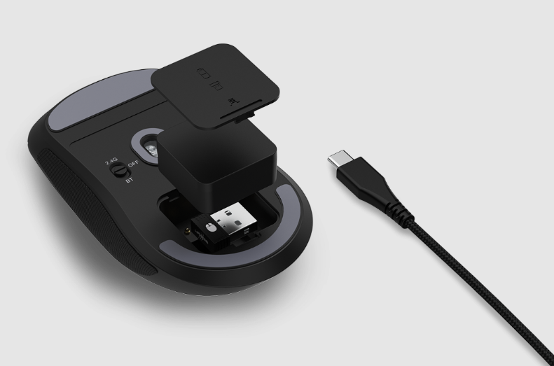 Schwarze Maus mit entfernter Abdeckung, USB-Dongle und USB-C-Kabel.