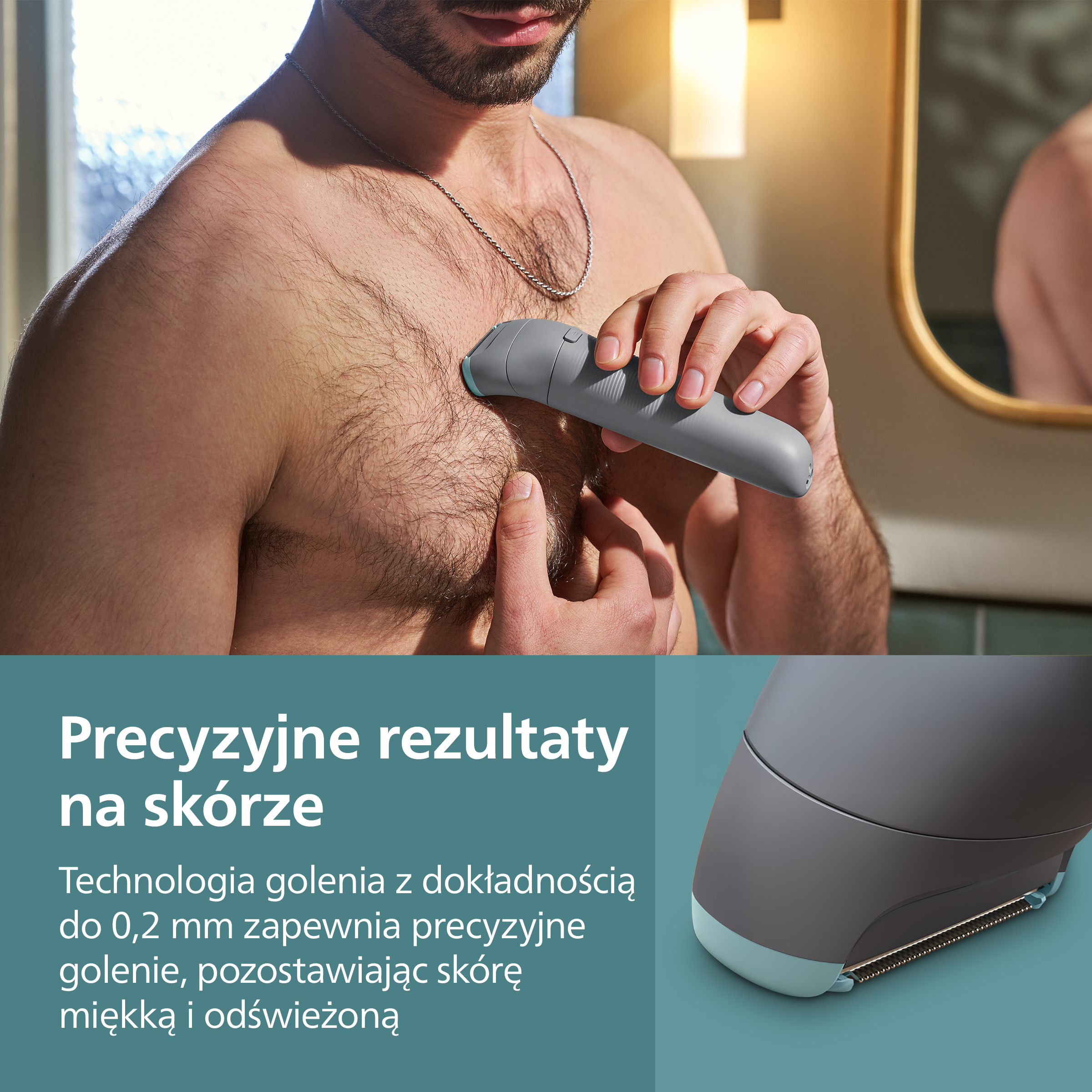 Mężczyzna goli klatkę piersiową szarym trymerem. Ujęcie z bliska.