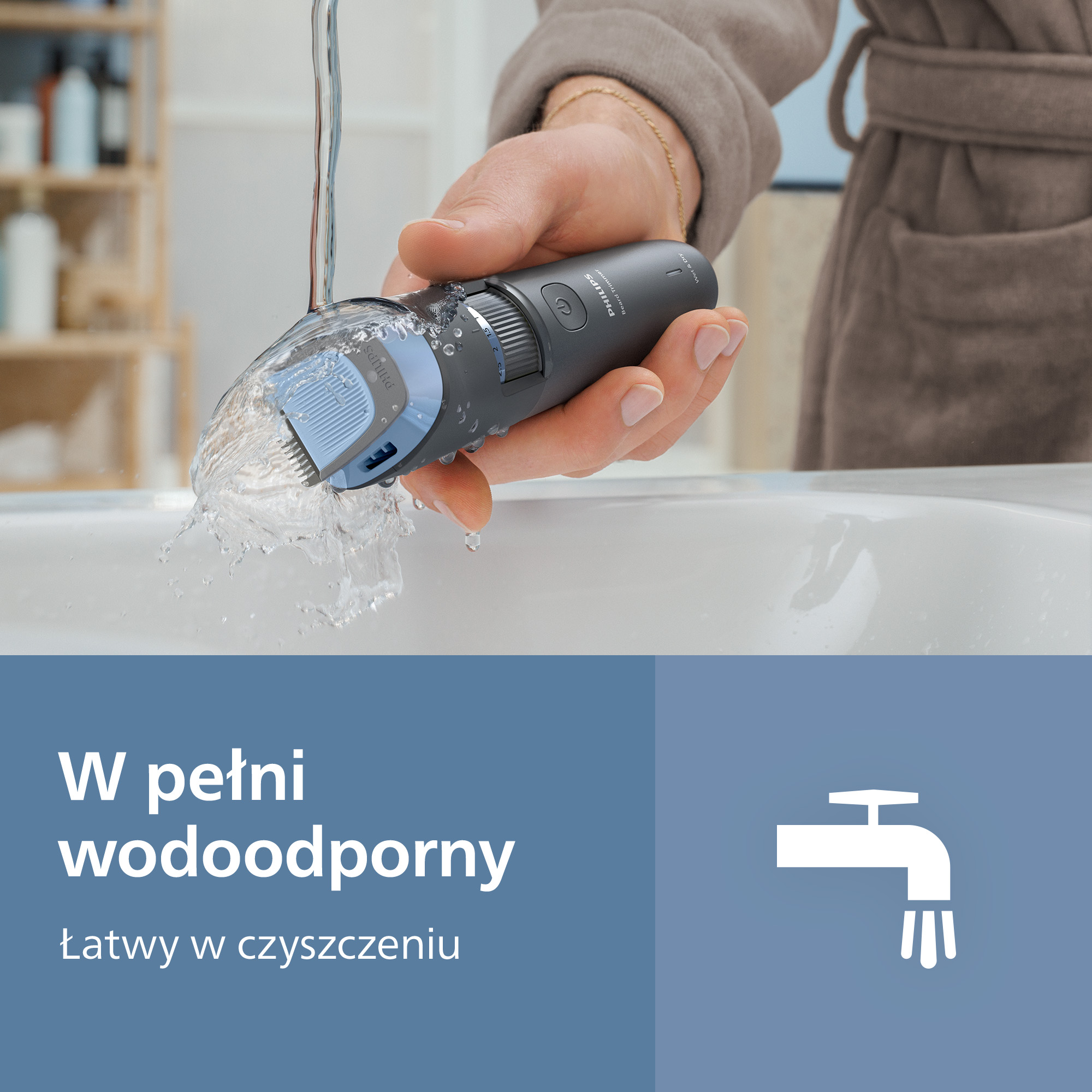 Trymer do brody Philips jest płukany pod bieżącą wodą, co pokazuje jego wodoodporność.