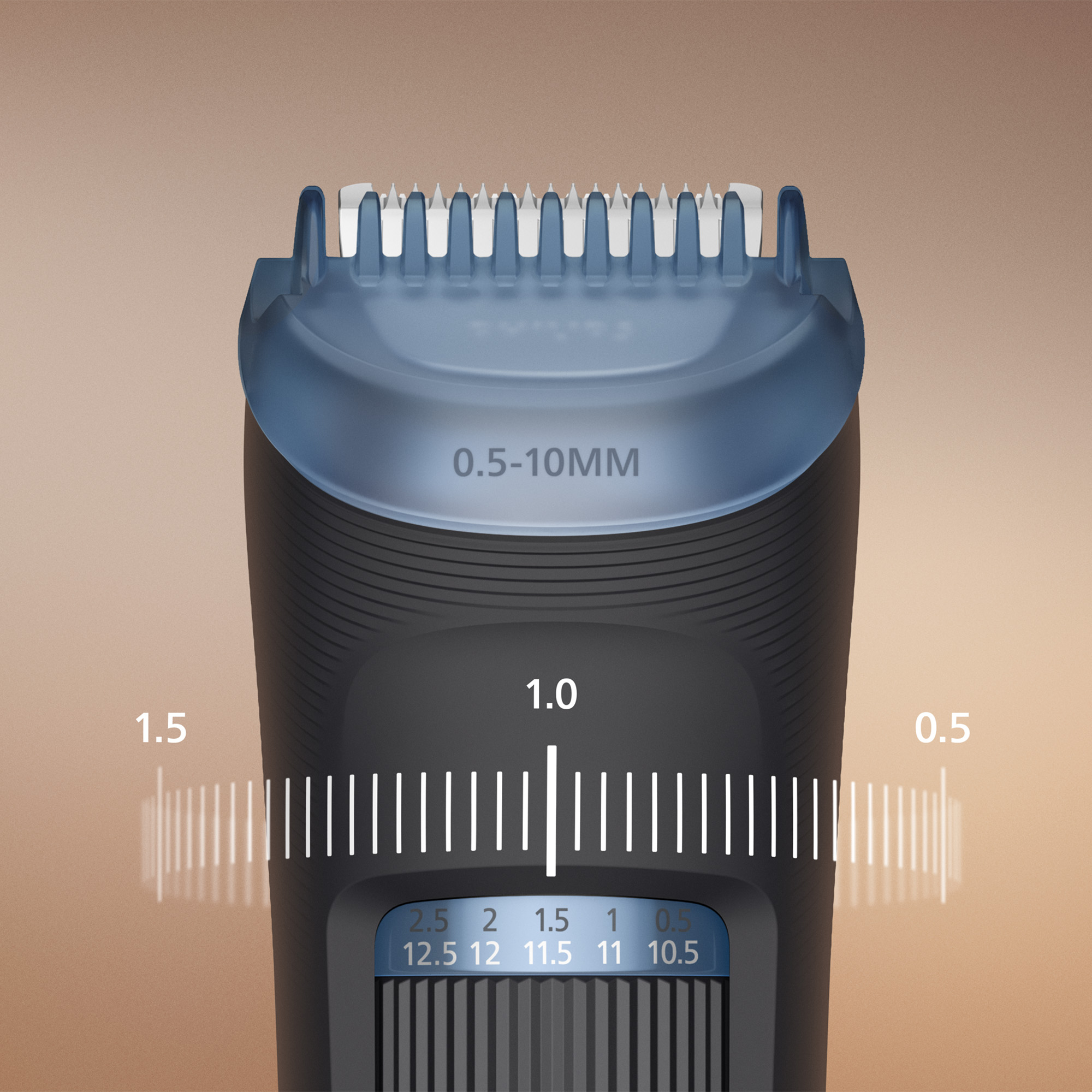 Zbliżenie czarnej maszynki z niebieską nasadką. Widoczne ustawienia długości.