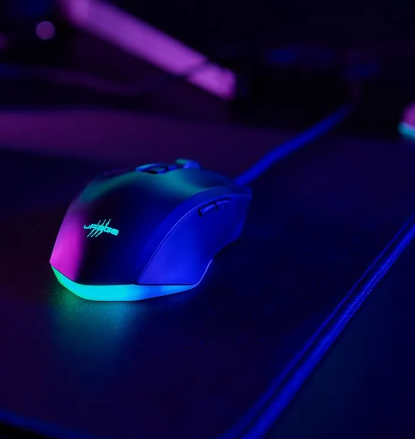 Eine schwarze Gaming-Maus mit blau-grüner Beleuchtung auf einer dunklen Oberfläche.