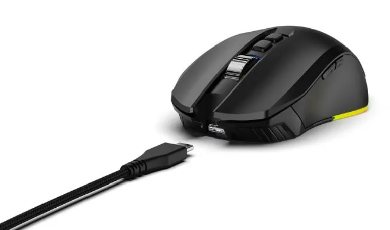 Schwarze Gaming-Maus mit USB-C-Kabelanschluss und gelber Akzentbeleuchtung.