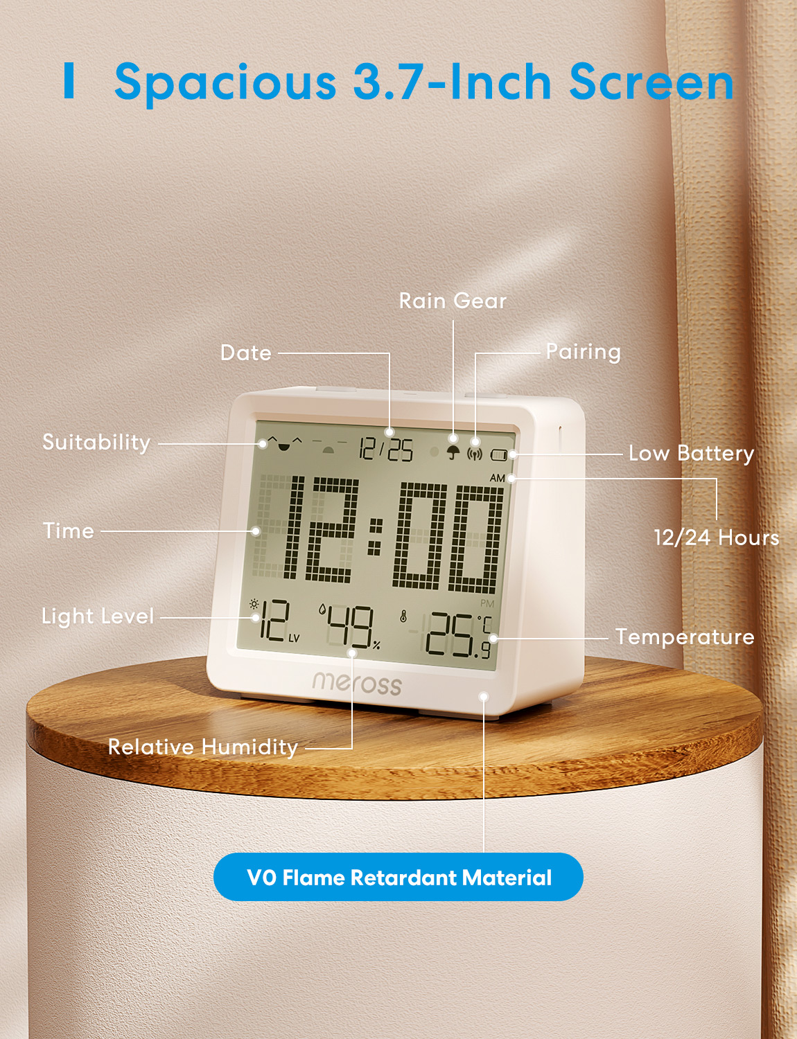 Egy fehér digitális ébresztőóra mutatja 12:00-t, dátumot, hőmérséget, páratartalmat és fényerőt.
