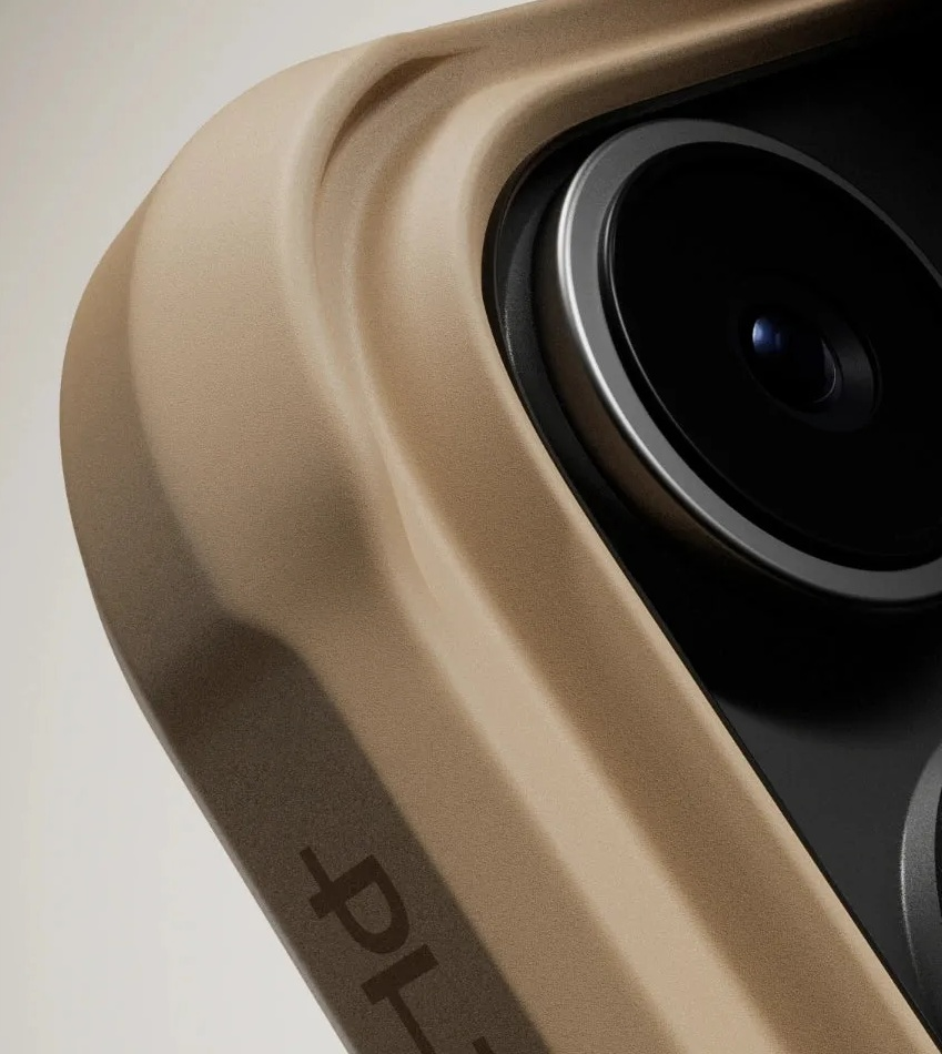 Zbliżenie na beżowe etui na telefon z obiektywem aparatu.