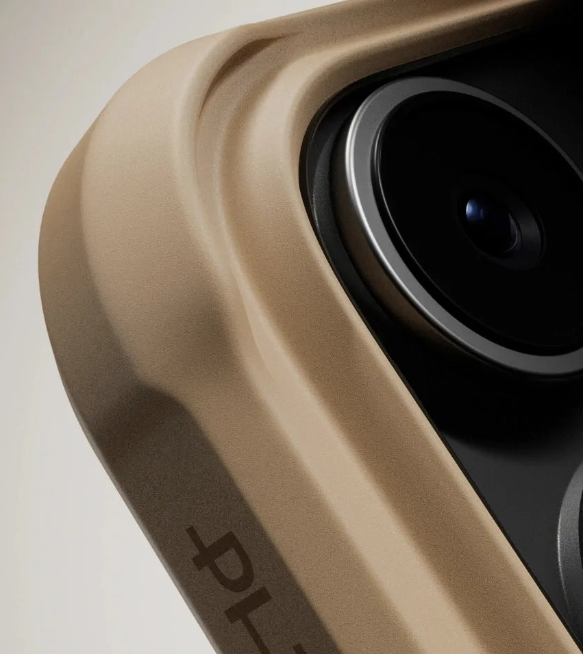 Zbliżenie na beżowe etui telefonu z modułem aparatu. Widoczne logo.