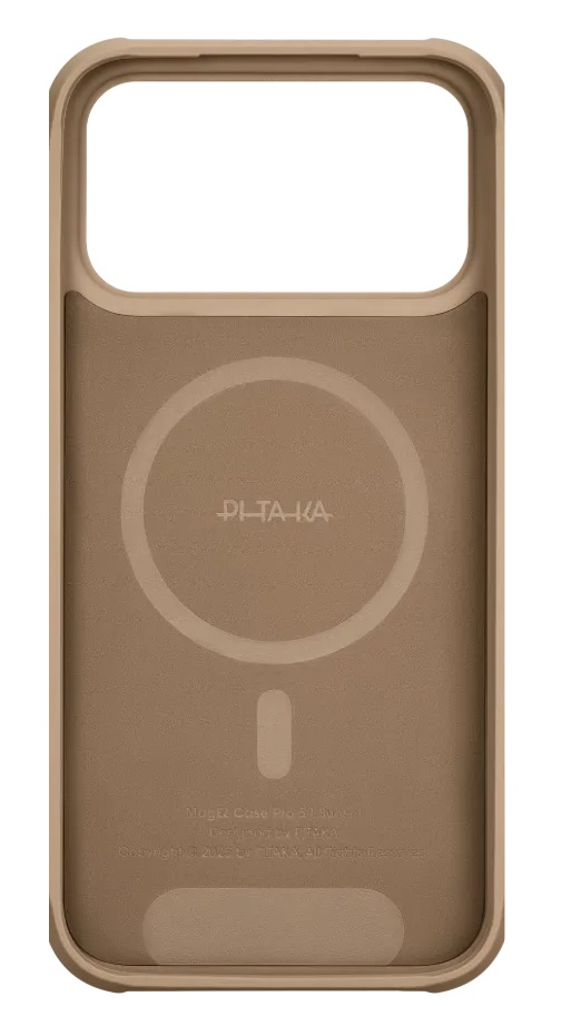 Tył brązowego etui na telefon z okręgiem MagSafe i oznaczeniami.