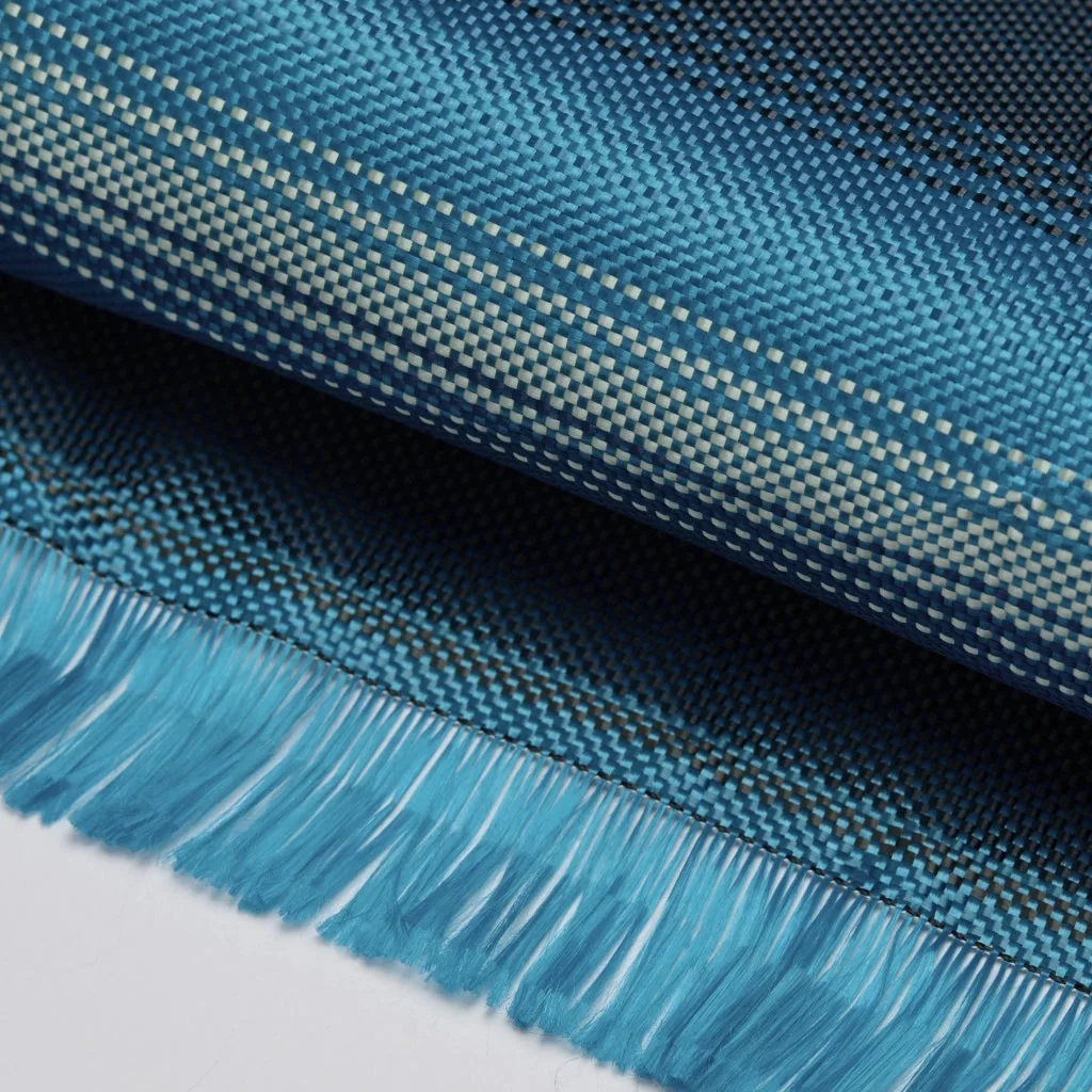 Niebieska tkanina z frędzlami i wzorem w paski. Z bliska.