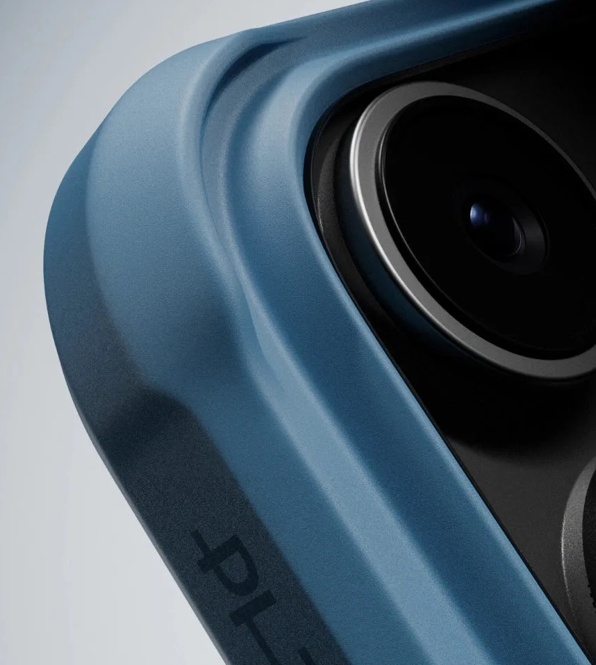 Niebieskie etui na telefon z modułem kamery i logo na jasnym tle.