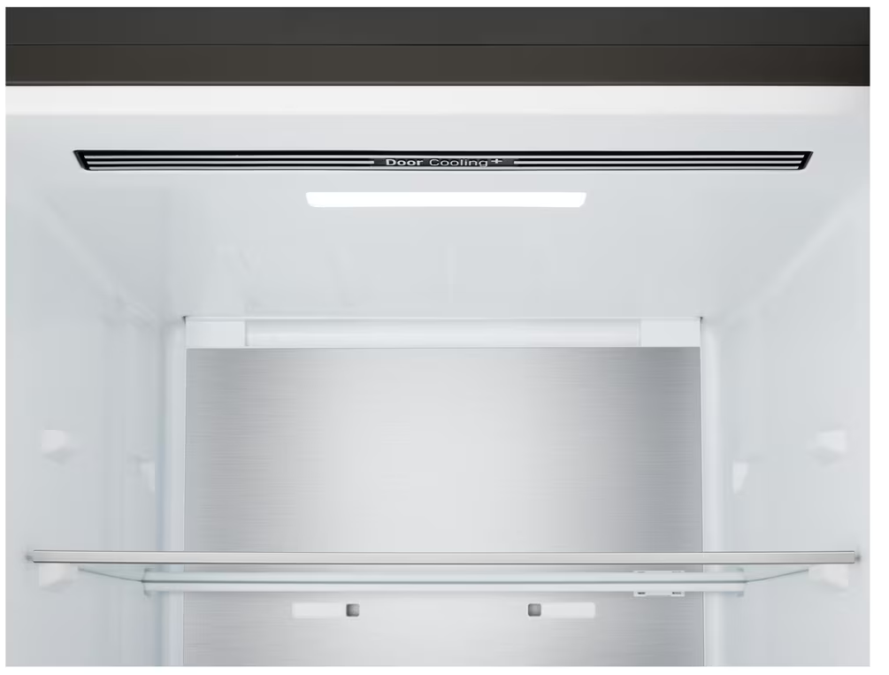 Hűtőszekrény belső tere üvegpolccal és Door Cooling+ léccel.