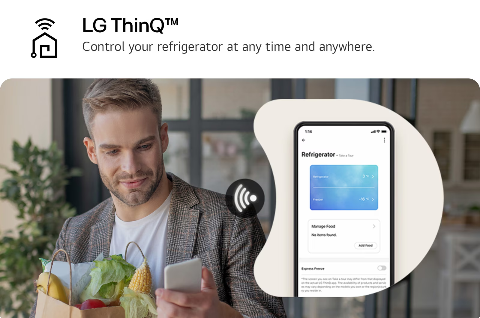 Férfi bevásárlózsákkal LG ThinQ hűtőalkalmazást néz telefonon.