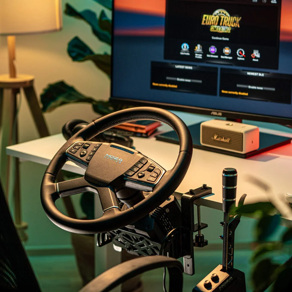 Ein Lenkrad-Simulator mit Monitor, Lautsprecher und Schalthebel.