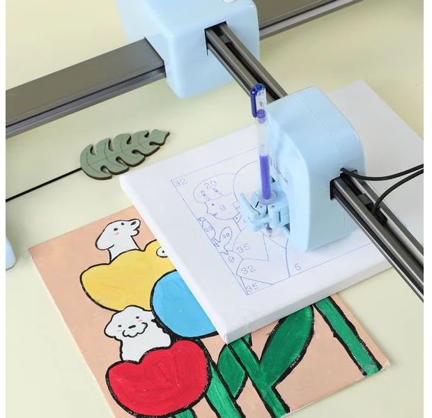Un robot da disegno blu usa una penna per disegnare su una tela accanto a un dipinto.