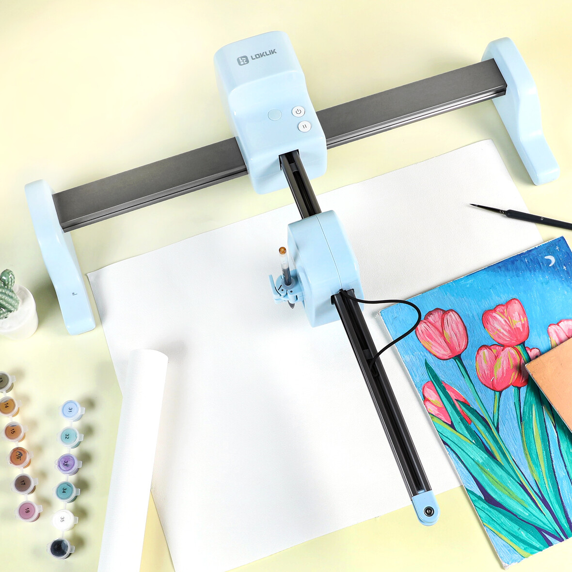Un robot da disegno blu su carta bianca accanto a dipinto di tulipani, colori e pennello.