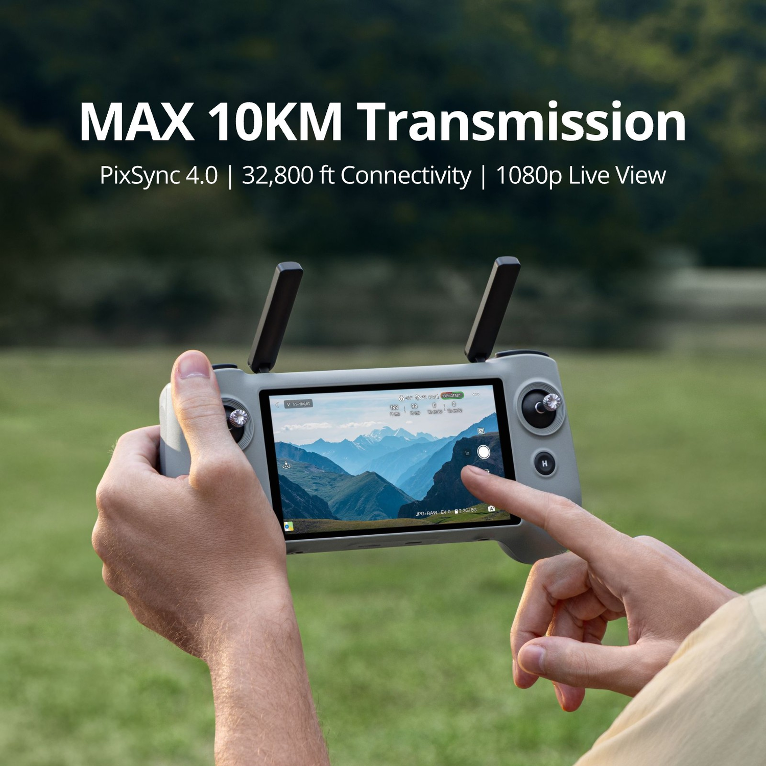 Handen houden een dronecontroller vast met berglandschap. Max. 10 km transmissie.
