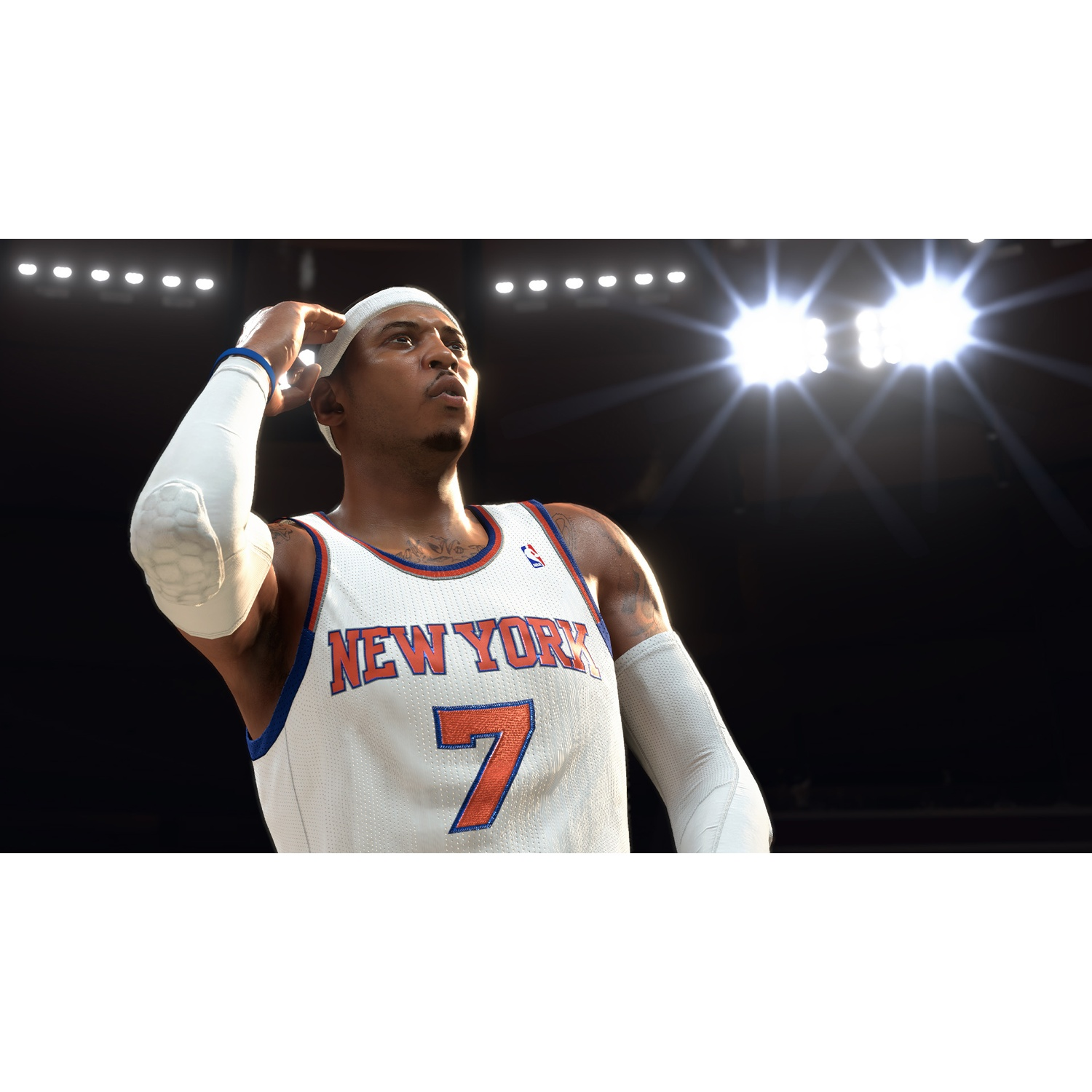 Een basketbalspeler in een wit New York-tenue met nummer 7, die zijn hoofd aanraakt.