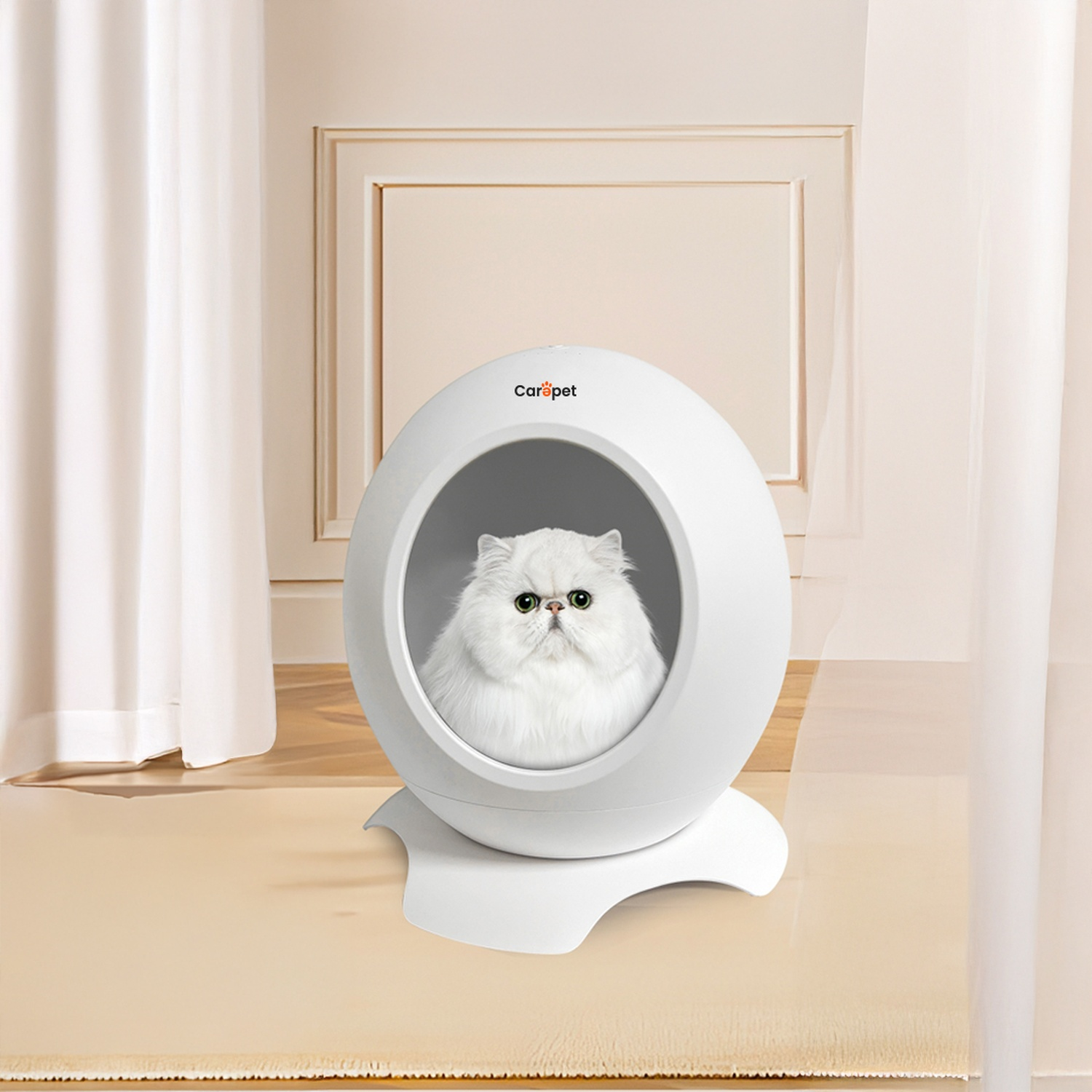 Un gatto bianco seduto in una casa sferica bianca per gatti.