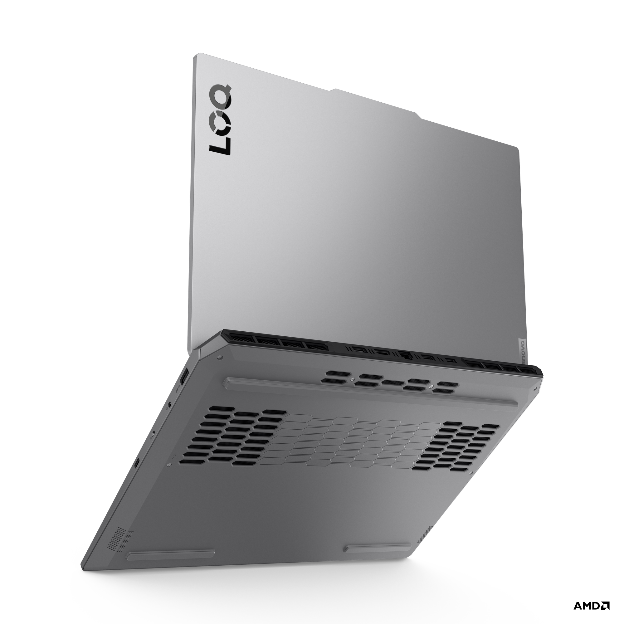 Ein silberner Laptop mit LOQ-Logo, Ansicht von unten mit Lüftungsschlitzen.