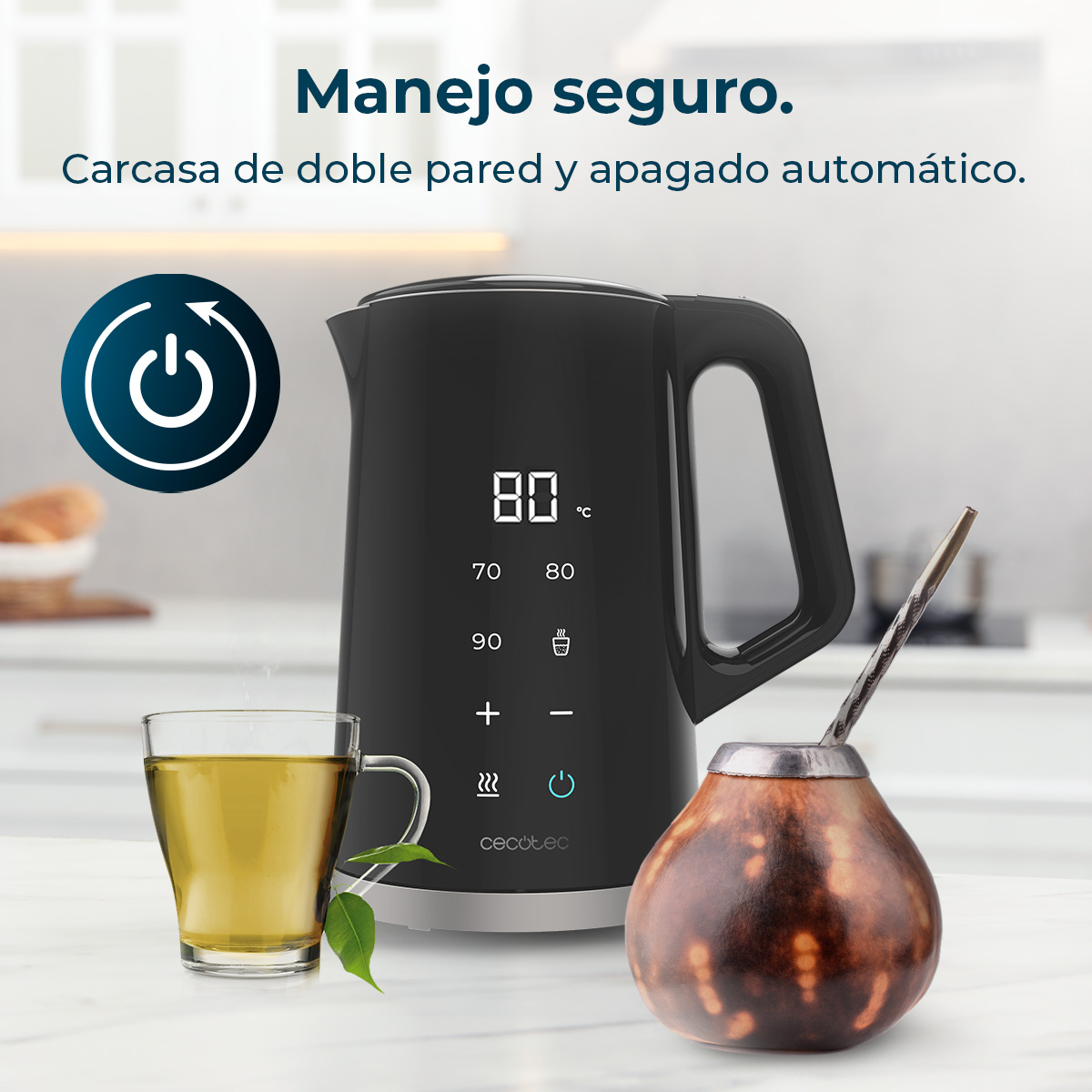 Hervidor negro con pantalla digital, al lado una taza de té y mate.