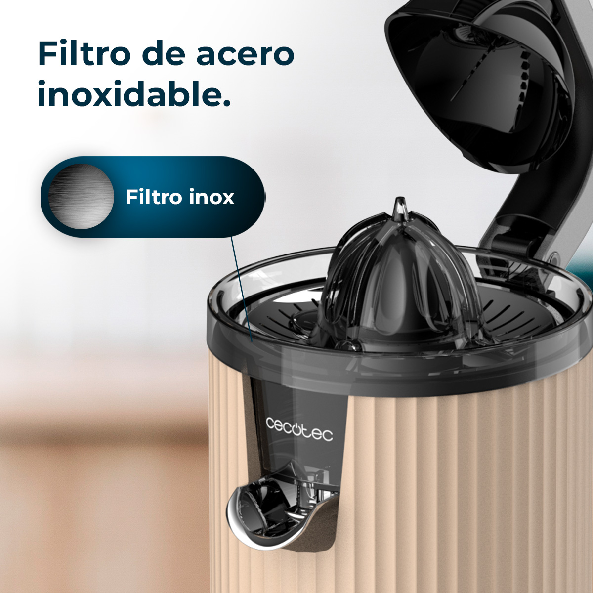 Se muestra un exprimidor beige con filtro y pico de acero inoxidable.