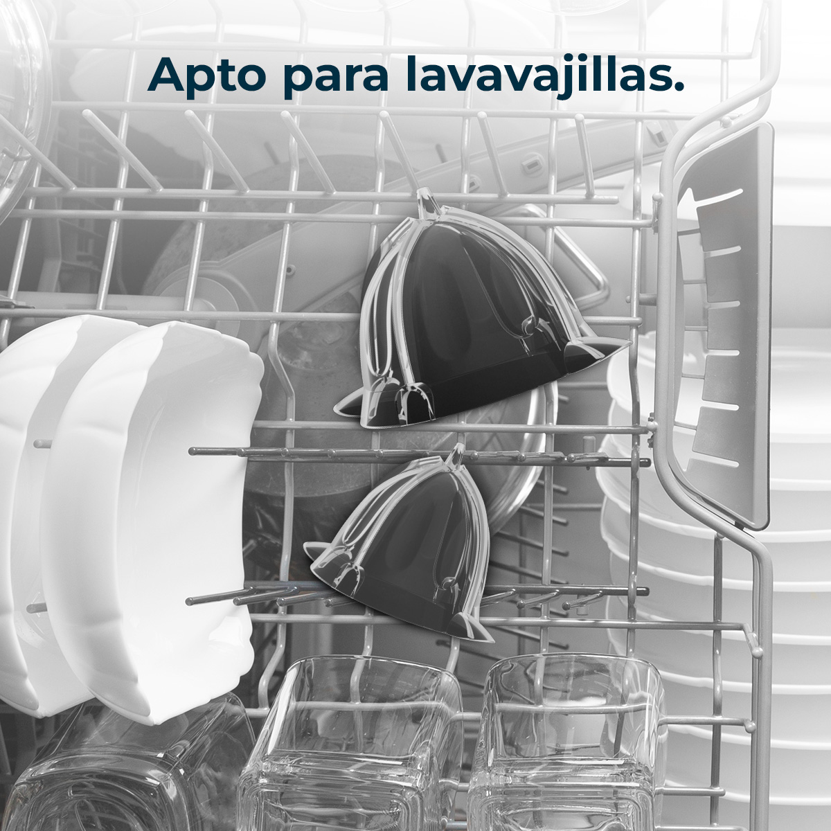Vajilla en lavavajillas: platos blancos, cuencos negros y vasos.