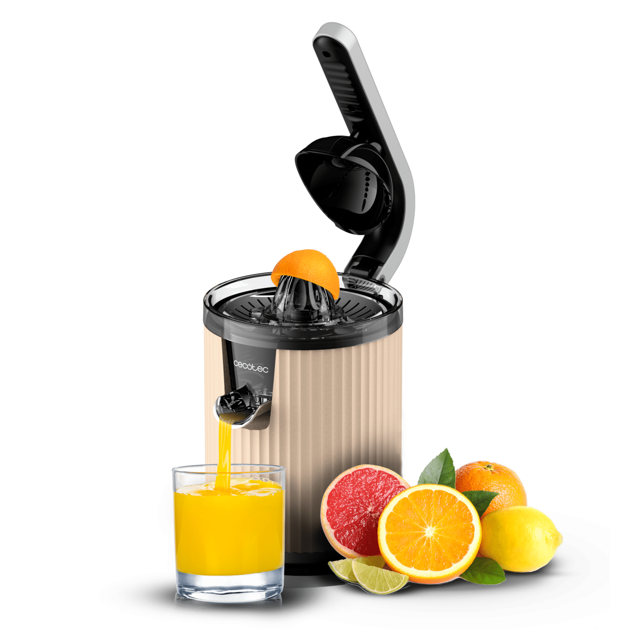 Una licuadora con la tapa abierta, exprimiendo naranjas y cítricos. Cerca hay un vaso de zumo de naranja.