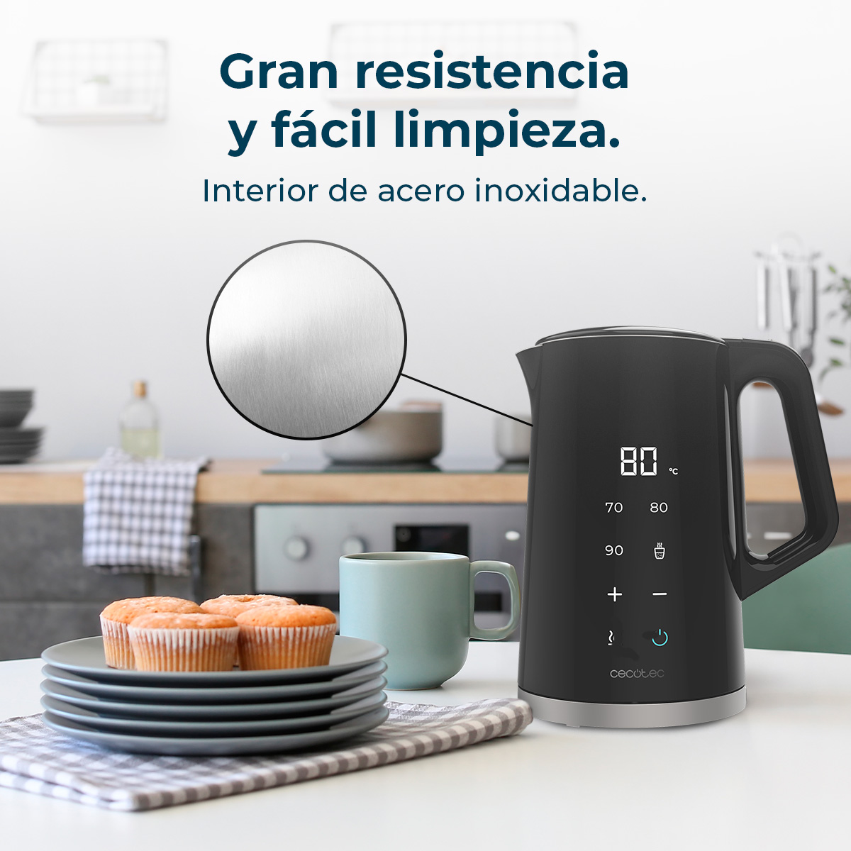 Tetera negra con pantalla mostrando 80°C, junto a muffins y una taza.