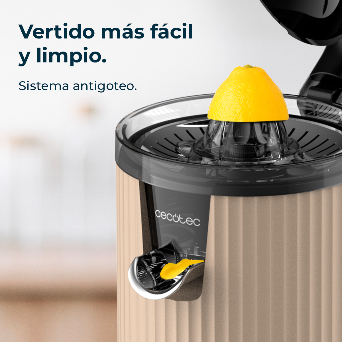 Media limón se presiona en un exprimidor. El exprimidor es beige con tapa negra.