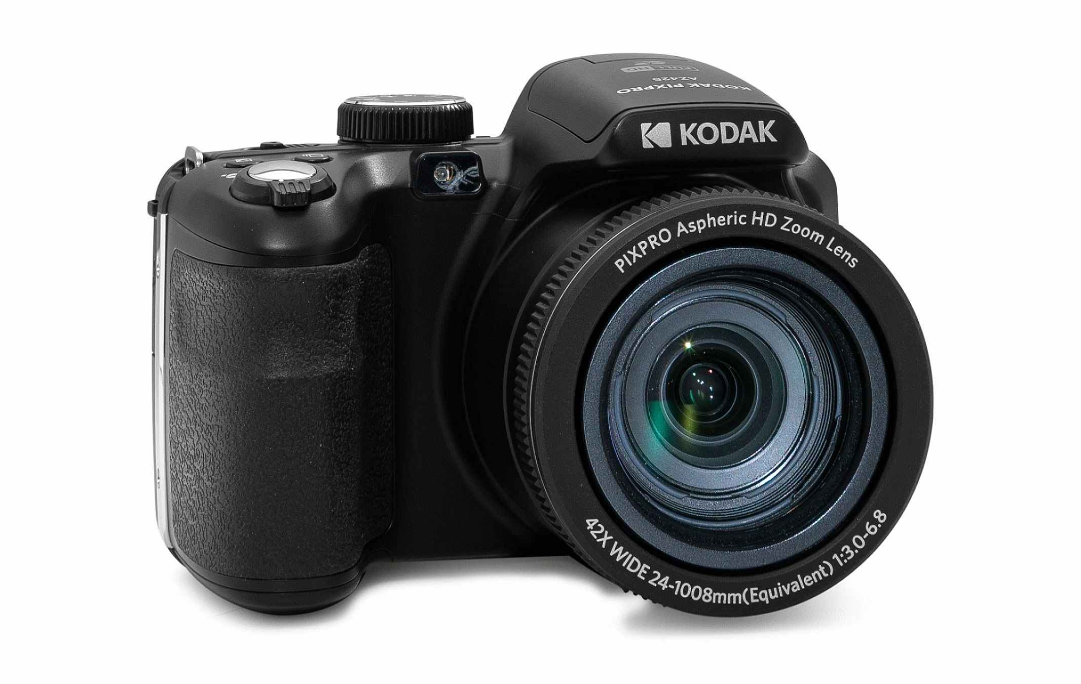 Un appareil photo numérique Kodak Pixpro noir avec objectif zoom 42x sur fond blanc.