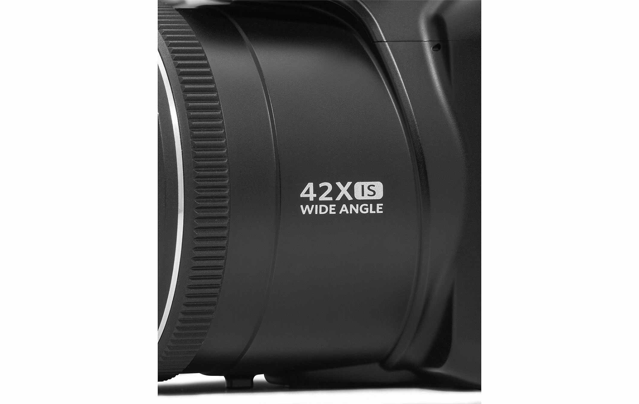 Gros plan d'un objectif d'appareil photo noir, avec le texte '42X IS WIDE ANGLE'.