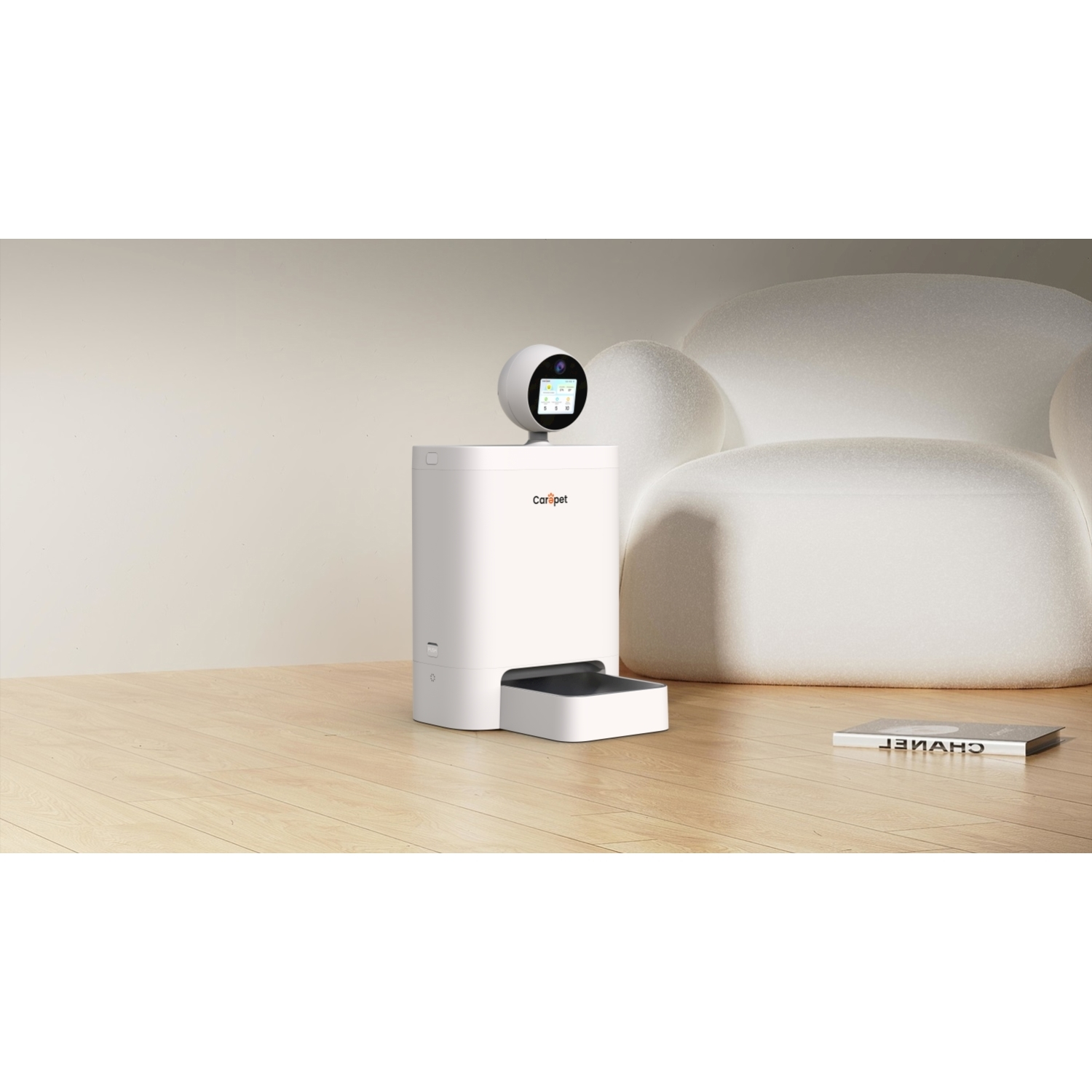 Un distributore automatico bianco per animali domestici con telecamera si trova su un pavimento in legno.