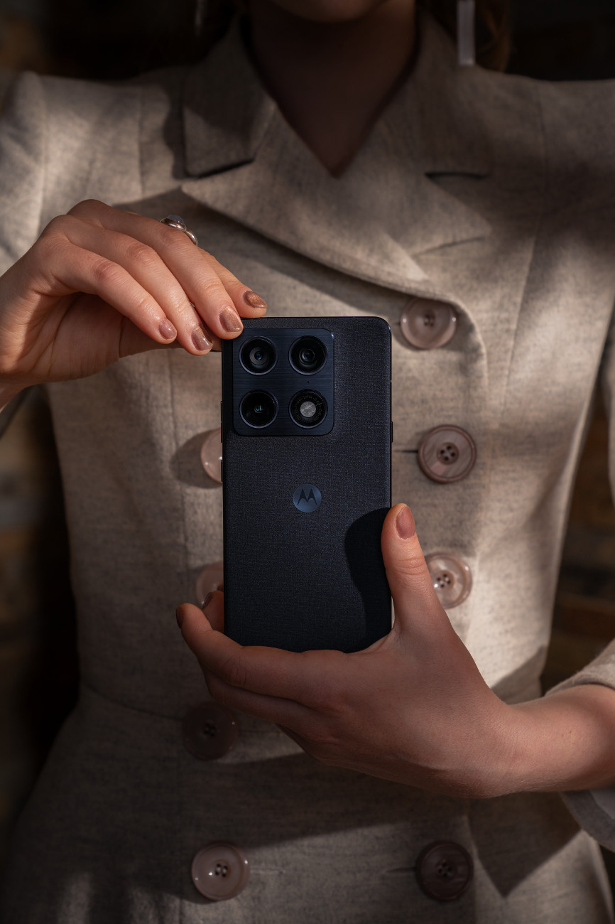 Osoba trzyma czarny smartfon z czterema aparatami i logo Motorola.