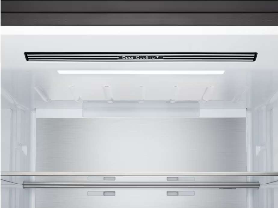 Hűtőszekrény belső tere szellőzőkkel és "Door Cooling+" felirattal.