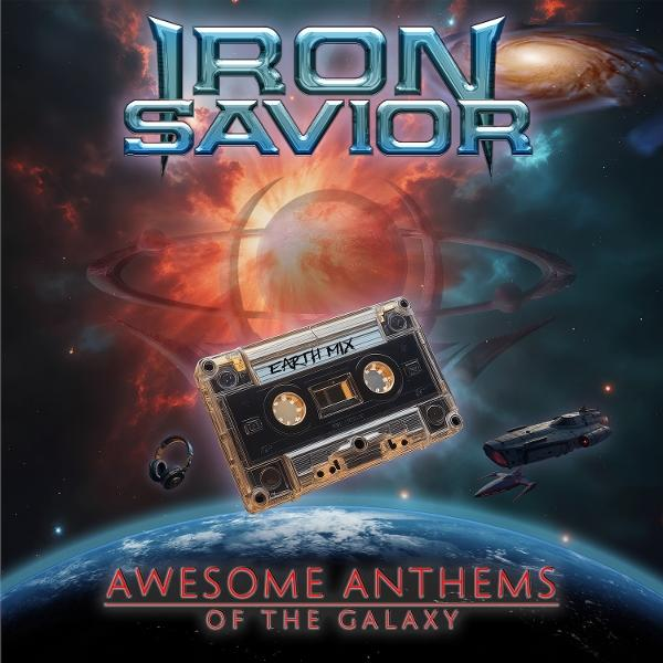 Eine Kassette schwebt über der Erde, mit Raumschiffen und dem Titel 'Iron Savior'.