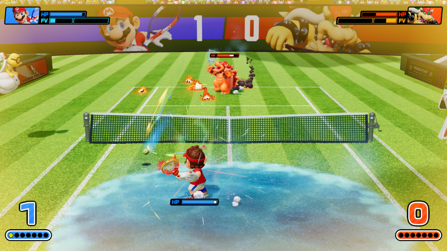 Scena gry Mario Tennis z Mario i Bowserem. Gracz po lewej uderza piłkę.