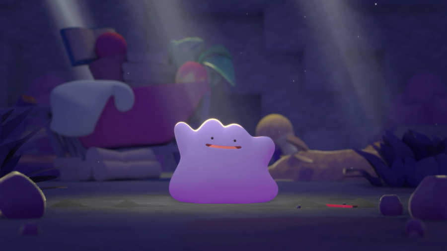 Fioletowy Ditto stoi w ciemności, oświetlony snopem światła z góry.