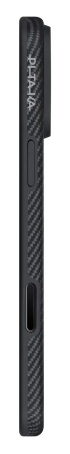 Czarne etui na telefon z wzorem włókna węglowego i logo.