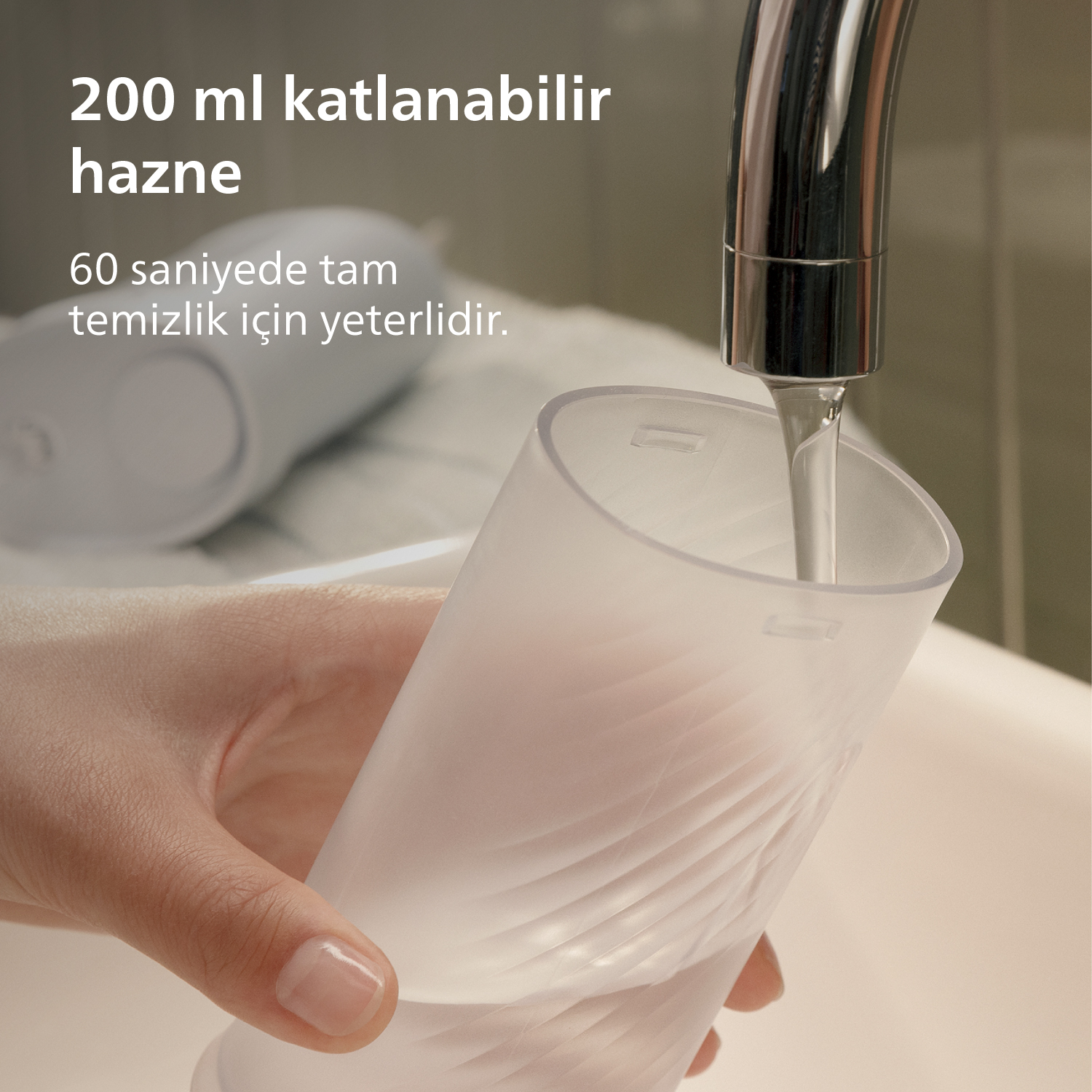 Bir elin tuttuğu yarı saydam kaba su doluyor.