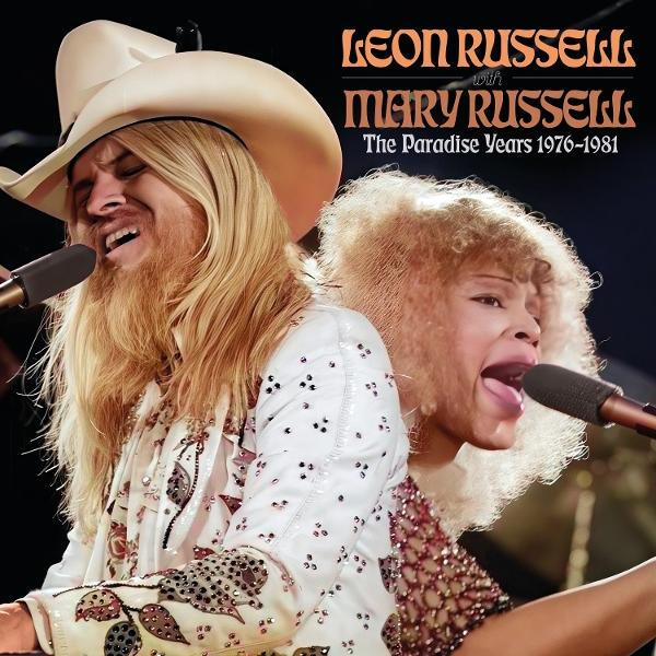 Leon Russell und Mary Russell singen mit Cowboyhut und Perücke.