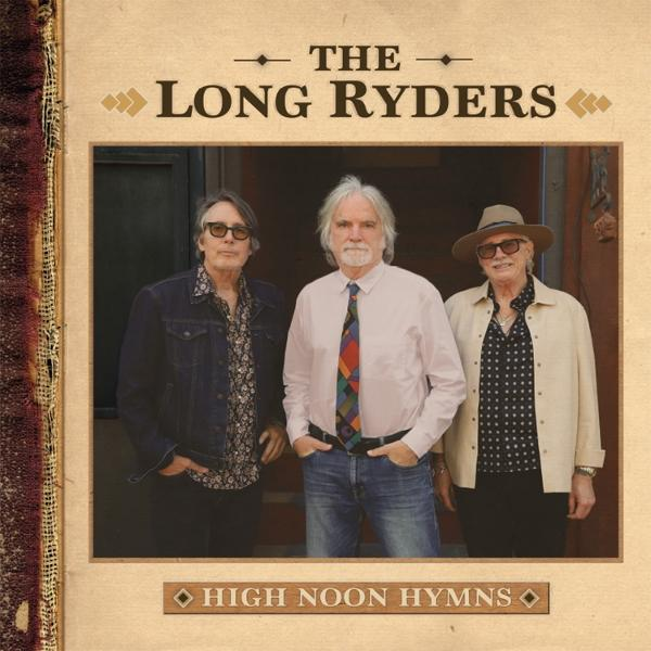 Drei Männer stehen vor einer Holztür, Albumcover 'The Long Ryders'.